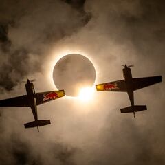 Imágenes únicas: vuelo acrobático durante el eclipse solar