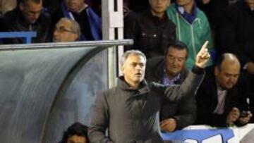 El entrenador portugu&eacute;s del Real Madrid, Jos&eacute; Mourinho, da instrucciones durante el encuentro de Copa del Rey. 