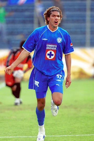 Jugó en Cruz Azul del 2002 al 2003.