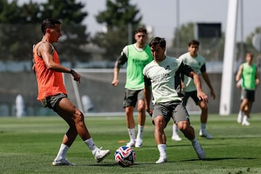 Lucas Vázquez y Brahim durante el entrenamiento de esta mañana. 