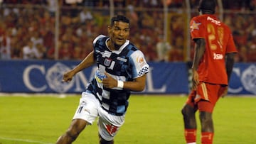 Néstor 'Palmira' Salazar celebrando un gol con Boyacá Chicó en el fútbol colombiano.