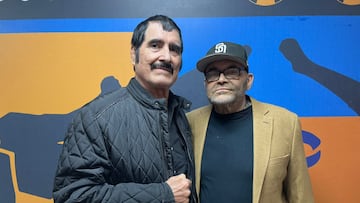 Cien Caras (izq) y Konnan (der) posan después de su segmento en la función de AAA Retro.