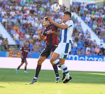 Momento en el que Alex Muñoz golpea en la cara de Perea en la jugada que el Leganés reclamó penalti. 