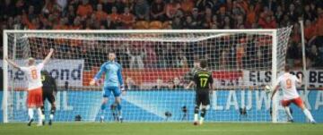 1-0. De Vrij anotó el primer gol.
