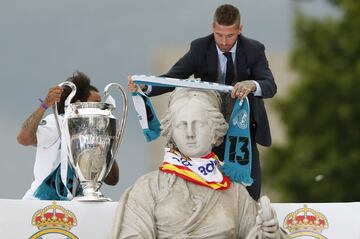 El defensa y capitán del Real Madrid, Sergio Ramos, en la plaza de Cibeles, junto a su compañero el brasileño Marcelo, durante el recorrido por las calles de Madrid que ha realizado el equipo, tras conseguir la decimotercera copa de Liga de Campeones