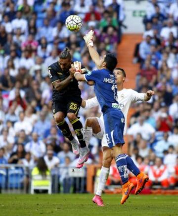 Andrés Fernández evita que el balón llegue a Cristiano Ronaldo ante el salto de su compañero Miguel Lopes.