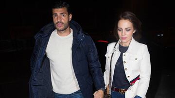 La actriz Paula Echevarr&iacute;a y el futbolista Miguel Torres paseando de la mano por las calles de Madrid el 8 de abril de 2018