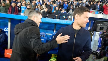 VITORIA (ÁLAVA), 14/12/2025.- El entrenador del Real Madrid Xabi Alonso (d) saluda al entrenador del Deportivo Alavés, Eduardo Coudet (i) durante el partido de la jornada 16 de LaLiga que Deportivo Alavés y Real Madrid disputan este domingo en el estadio de Mendizorrotza. EFE/L. Rico