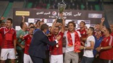 Amr Warda, a la derecha del jugador que alza la Copa felicitado por Garrido.