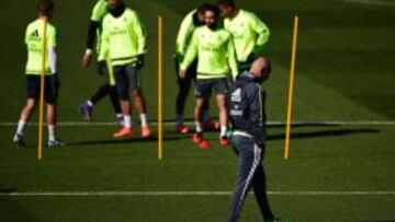 Zidane, durante el entrenamiento, pensativo.