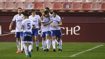 Los jugadores del Zaragoza celebran el gol de Narv&aacute;ez en Las Gaunas.