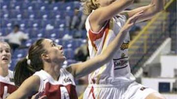 <B>DECISIVA.</B> La actuación en ataque de Amaya Valdemoro resultó determinante.