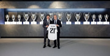 Brahim Díaz junto a Florentino Pérez posan delante de todas las Champions League conseguidas por el club blanco.