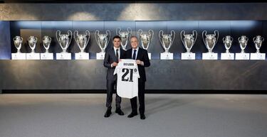 Brahim Díaz junto a Florentino Pérez posan delante de todas las Champions League conseguidas por el club blanco.