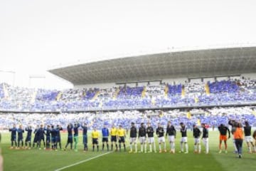 Formación en el centro del campo minutos antes de comenzar el encuentro.