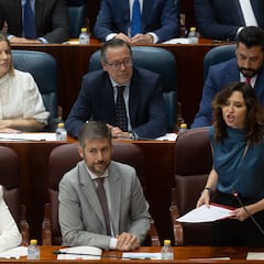 Un diputado de Más Madrid simula disparar con una pistola mientras habla Ayuso
