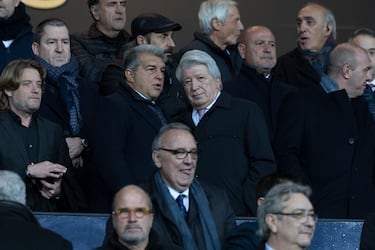 Joan Laporta y Enrique Cerezo conversan en el palco antes de comenzar el partido.