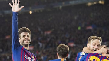 El Barcelona publicó una polémica foto de Piqué levantando la mano, en señal de la goleada al Real Madrid.