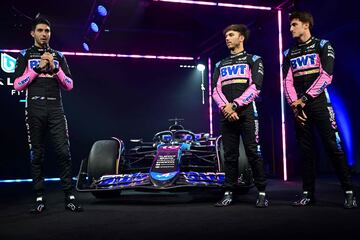 El piloto del equipo BWT Alpine F1, Esteban Ocon, el piloto del equipo BWT Alpine F1, Pierre Gasly, y el piloto de reserva del equipo BWT Alpine F1, Jack Doohan, junto al nuevo coche de F車rmula Uno BWT Alpine Racing A524 durante la presentaci車n de la temporada 2024 del equipo Alpine.