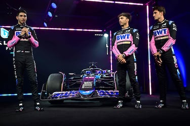 El piloto del equipo BWT Alpine F1, Esteban Ocon, el piloto del equipo BWT Alpine F1, Pierre Gasly, y el piloto de reserva del equipo BWT Alpine F1, Jack Doohan, junto al nuevo coche  de Fórmula Uno BWT Alpine Racing A524 durante la presentación de la temporada 2024 del equipo Alpine.