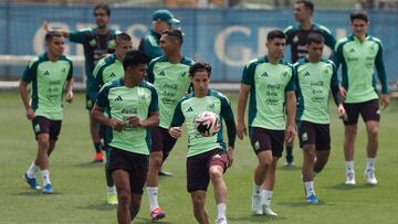 MEX7580. CIUDAD DE MÉXICO (MÉXICO), 03/09/2024.- Jesús Gallardo (i) y Diego Lainez (d), de la selección mexicana de fútbol, participan en un entrenamiento previo al amistoso contra Nueva Zelanda en el Centro de Alto Rendimiento este martes, en la Ciudad de México (México). EFE/ Isaac Esquivel