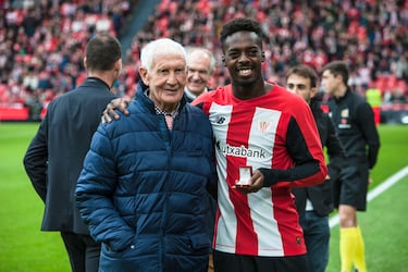 Carmelo Cedrún nació el 6 de diciembre de 1930 en Amorebieta-Etxano, Vizcaya. Tiene 94 años.

Fue un legendario portero del Athletic Club, donde jugó 402 partidos entre 1951 y 1964, ganando la Liga en 1956. Luego pasó por el RCD Espanyol y se retiró en los Baltimore Bays (EE.UU.) en 1968. También fue internacional con España en 13 ocasiones. Tras colgar los guantes, entrenó a varios equipos modestos hasta 1989.

Su estado de salud actual no ha sido detallado públicamente, pero se sabe que vive retirado en el País Vasco y no ha trascendido ninguna dolencia grave.