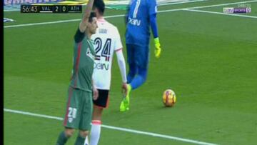 Aduriz se lesiona a los 3 minutos de salir y ovación de Mestalla