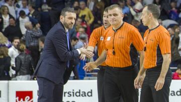 Jos&eacute; Ram&oacute;n Garc&iacute;a Ortiz, en el centro de los tres &aacute;rbitros, a un lado Ibon Navarro y al otro Pablo Laso.