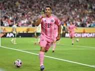 (FILES) Inter Miami's Uruguayan forward #09 Luis Suarez (C) celebrates scoring his team's second goal during the FIFA Club World Cup 2025 Group A football match between US Inter Miami and Brazil's Palmeiras at the Hard Rock stadium in Miami on June 23, 2025. Former Uruguay striker Luis Suarez has signed a contract with Inter Miami for the upcoming season, the Major League Soccer side said on December 17, 2025. (Photo by PATRICIA DE MELO MOREIRA / AFP)