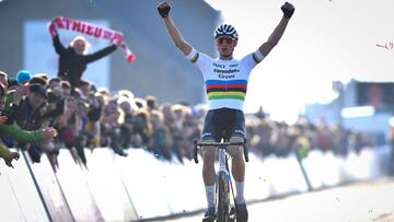 Mathieu Van Der Poel celebra su victoria en el Superprestige de Noordzeecross de ciclocr&oacute;s.