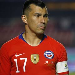 "Carácter y cercanía": el sello de Medel como líder de la Roja