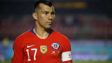 "Carácter y cercanía": el sello de Medel como líder de la Roja