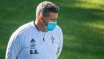 Óscar García, con mascarilla, durante un entrenamiento del Celta en las instalaciones de A Madroa.