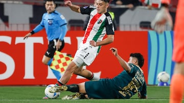 AMDEP9015. SANTIAGO (CHILE), 23/07/2025.- Ian Garguez (i) de Palestino disputa el balón con Daniel Cataño de Bolívar este miércoles, durante un partido de la eliminatoria para octavos de final de la Copa Sudamericana entre Palestino y Club Bolívar en el estadio Julio Martínez Prádanos? en Santiago (Chile). EFE/ Elvis González
