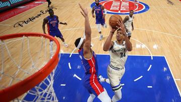 DETROIT, MICHIGAN - DECEMBER 04: Giannis Antetokounmpo #34 of the Milwaukee Bucks tries to get a shot off past Bruce Brown #6 of the Detroit Pistons during the second half at Little Caesars Arena on December 04, 2019 in Detroit, Michigan. Milwaukee won the game 127-103. NOTE TO USER: User expressly acknowledges and agrees that, by downloading and or using this photograph, User is consenting to the terms and conditions of the Getty Images License Agreement. Gregory Shamus/Getty Images/AFP
== FOR NEWSPAPERS, INTERNET, TELCOS & TELEVISION USE ONLY ==