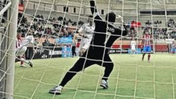 <b>SEGURIDAD. </b>Buyo repelió todas las ocasiones rojiblancas de la primera mitad del derbi indoor.