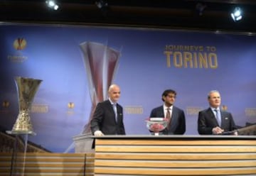 Secretario General de la UEFA, Gianni Infantino, embajador de la final de Europa League en Turín, ex director internacional italiano Ciro Ferrera y la UEFA, Giorgio Marchetti, durante el sorteo de los cuartos de final de la UEFA Europa League en la sede de la UEFA en Nyon