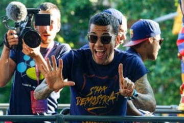 Alves celebra su sexta liga con el Barça.