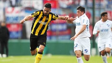 El jugador de Pe&ntilde;arol Lucas Viatri  disputa el bal&oacute;n con Alfonso Espino de Nacional hoy durante el cl&aacute;sico del f&uacute;tbol uruguayo por la quinta fecha del Torneo Clausura, en Montevideo.