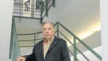 <b>NUEVA CASA</b>. Ferrándiz, en las escaleras del Salón de la Fama.
