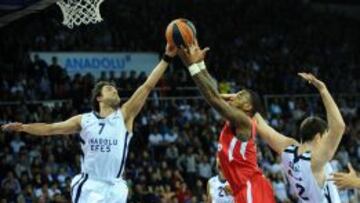 Vujacic (izq.) pugna con Josh Powell por un bal&oacute;n durante el &uacute;ltimo Anadolu Efes-Olympiacos de la serie.