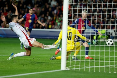 2-0. Pase atrás de Gerard Martín, el balón le llega al centrocampista internacional azulgrana, se zafa de Brenedan Chardonnet con un amago y dispara raso para superar a Marko Bizot.