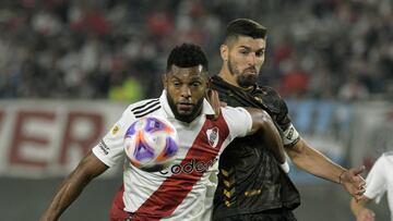 River Plate's Colombian forward Miguel Borja (L) vies for the ball with Platense's defender Gaston Suso during the Argentine Professional Football League match at the Monumental stadium in Buenos Aires, on October 12, 2022. (Photo by JUAN MABROMATA / AFP)