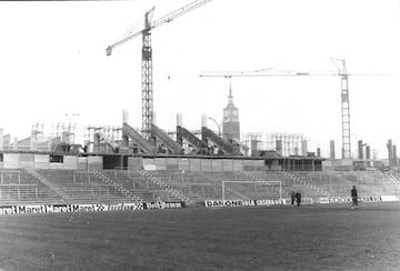 Y el 24 de agosto de 1956 se falló el concurso de adjudicación a favor de la empresa Agroman S.A. El arquitecto fue Francisco Riestra Limeses.
En la construcción de La Romareda, que se prolongó por espacio de once meses, trabajaron 450 peones y 150 especialistas.