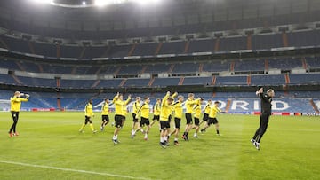 El Borussia Dortmund, durante su entrenamiento en el Bernab&eacute;u.