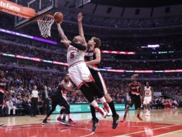 Carlos Boozer (5) trata de lanzar ante Robin Lopez (42).