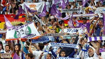 Soccer Football - Champions League Final - Liverpool v Real Madrid - Stade de France, Saint-Denis near Paris, France - May 28, 2022 Real Madrid fans inside the stadium before the match as kick off is delayed REUTERS/Kai Pfaffenbach