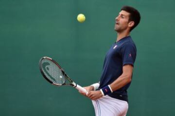 El tenista serbio Novak Djokovic, durante un entrenamiento en Montecarlo, parece que utiliza su pantalón a modo de canasta para que entre la pelota en vez de darla con la raqueta. 