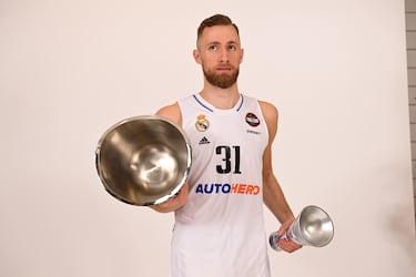 Musa, posando con el trofeo de la Euroliga.