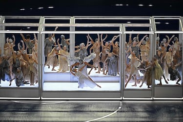 Bailarines de la Accademia del Teatro alla Scala durante la ceremonia inaugural de los Juegos Olímpicos de Invierno Milán-Cortina en el Estadio San Siro.